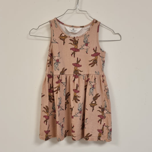 Beige kjole med ballerinakaniner – 110/116