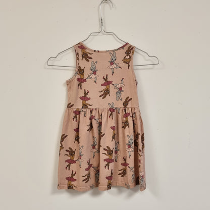 Beige kjole med ballerinakaniner – 110/116