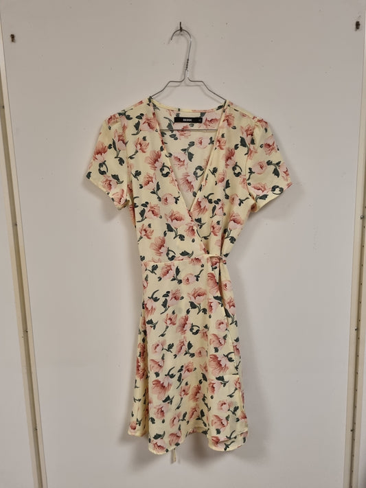 Lys gul blomstrete omslagskjole – XS