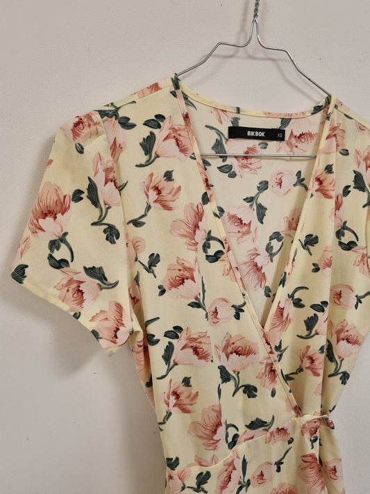 Lys gul blomstrete omslagskjole – XS