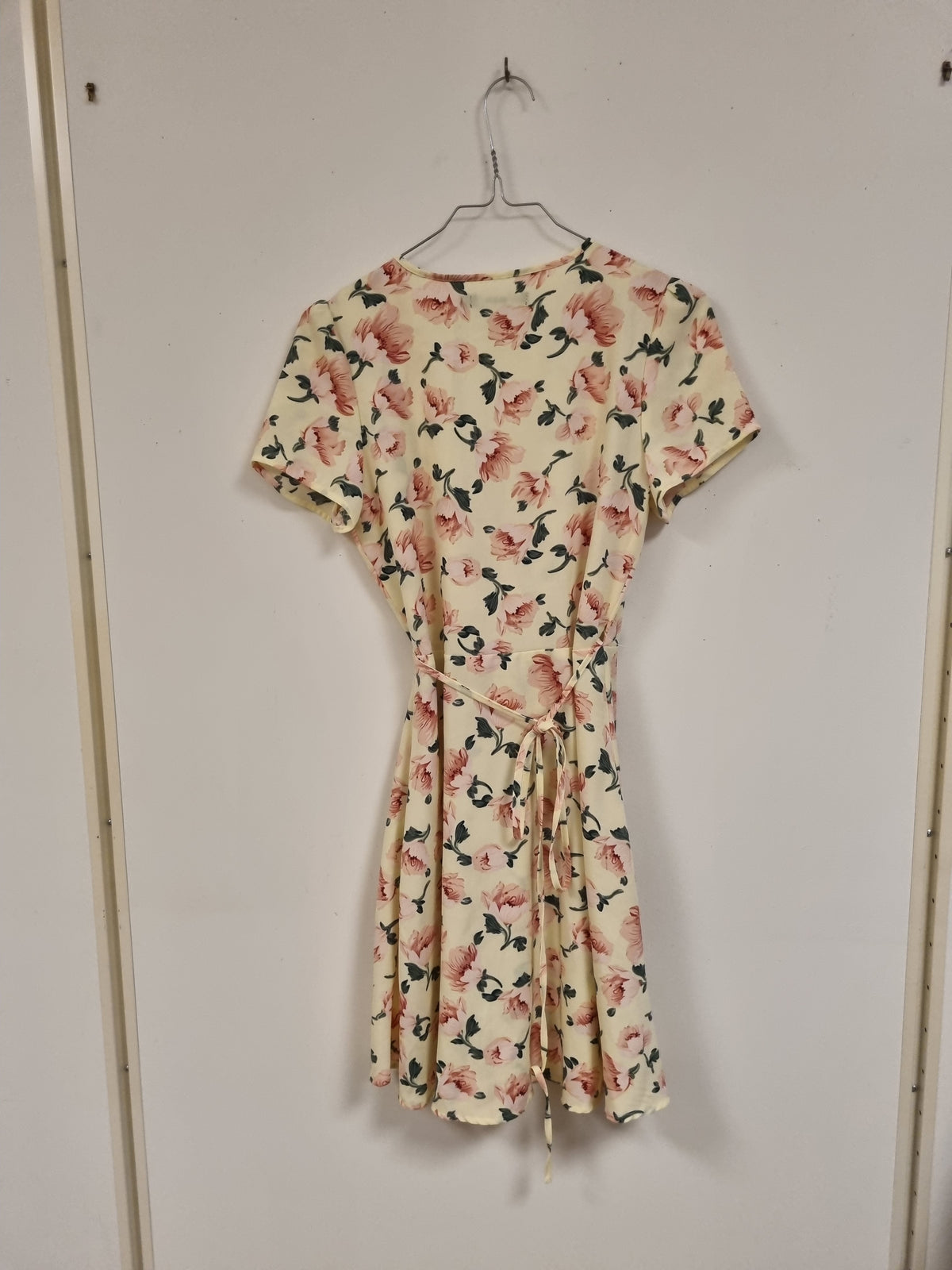Lys gul blomstrete omslagskjole – XS