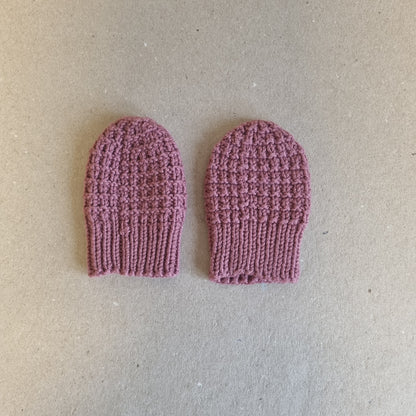 Hjemmestrikkede rosa babyvotter