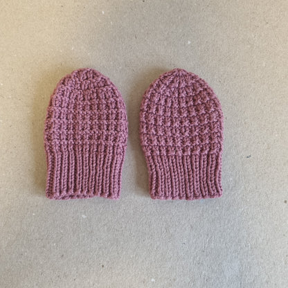 Hjemmestrikkede rosa babyvotter
