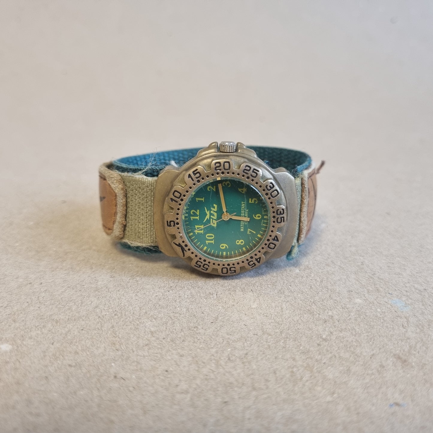 Vintage GUL barneklokke med original reim