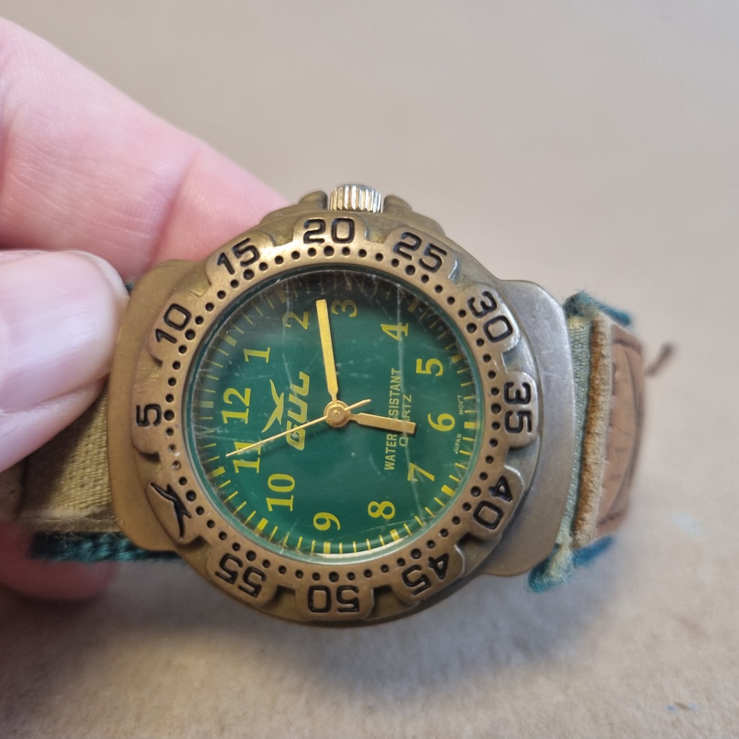 Vintage GUL barneklokke med original reim