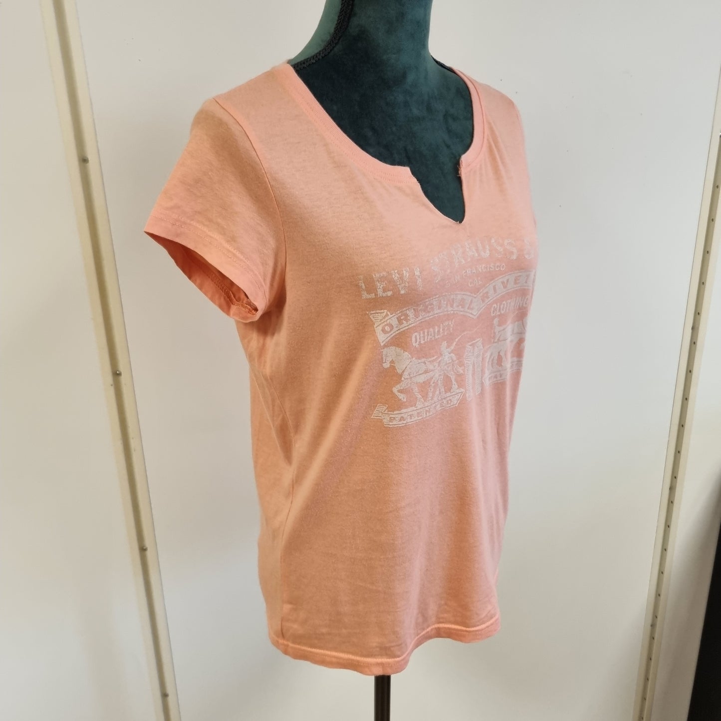 Levi’s T-skjorte med V-splitt / 100% bomull – S