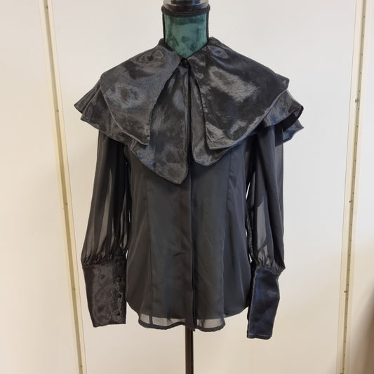 NY! Milva-Mi goth-bluse med stor kappekrage – S