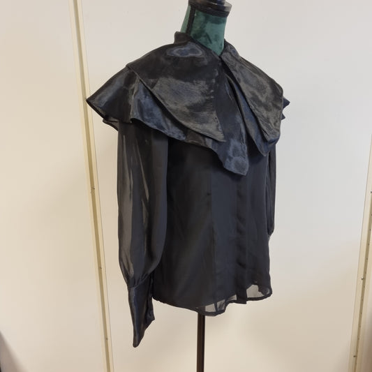 NY! Milva-Mi goth-bluse med stor kappekrage – S