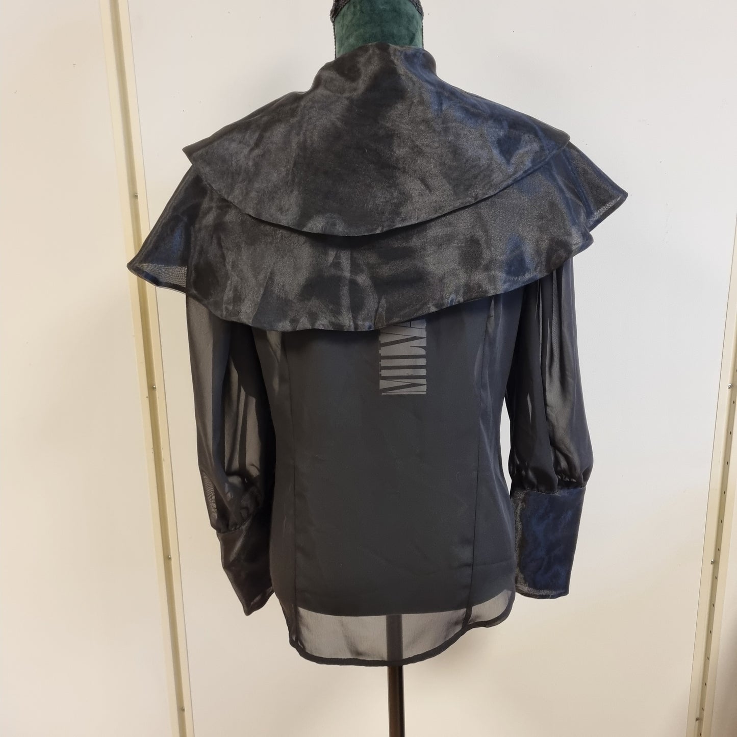 NY! Milva-Mi goth-bluse med stor kappekrage – S