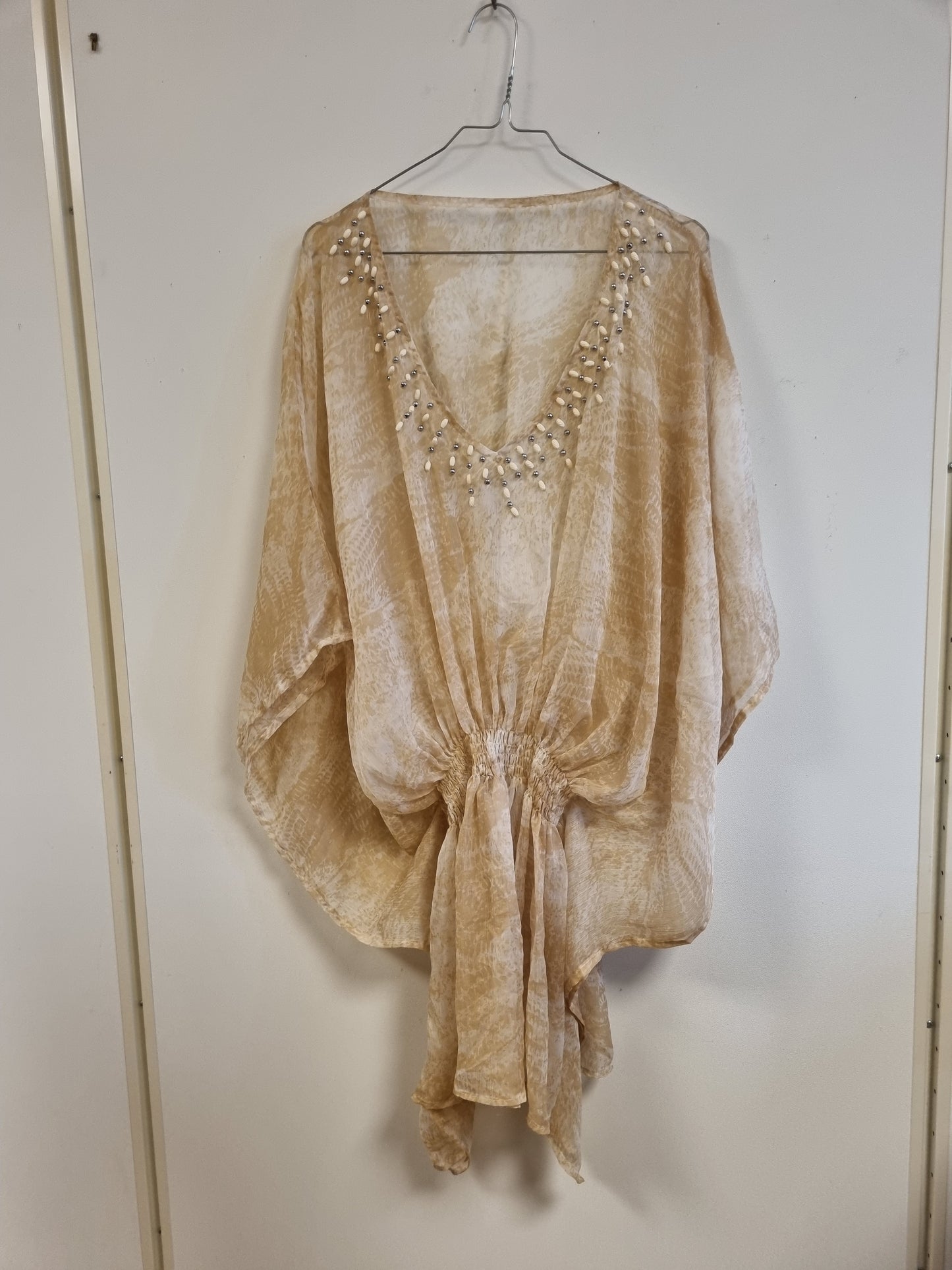 Beige kaftantunika med perledekor - onesize
