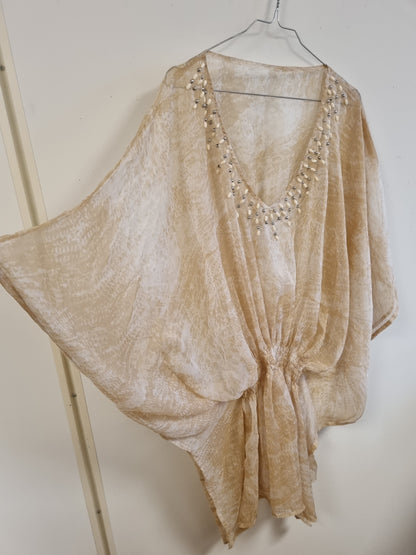 Beige kaftantunika med perledekor - onesize