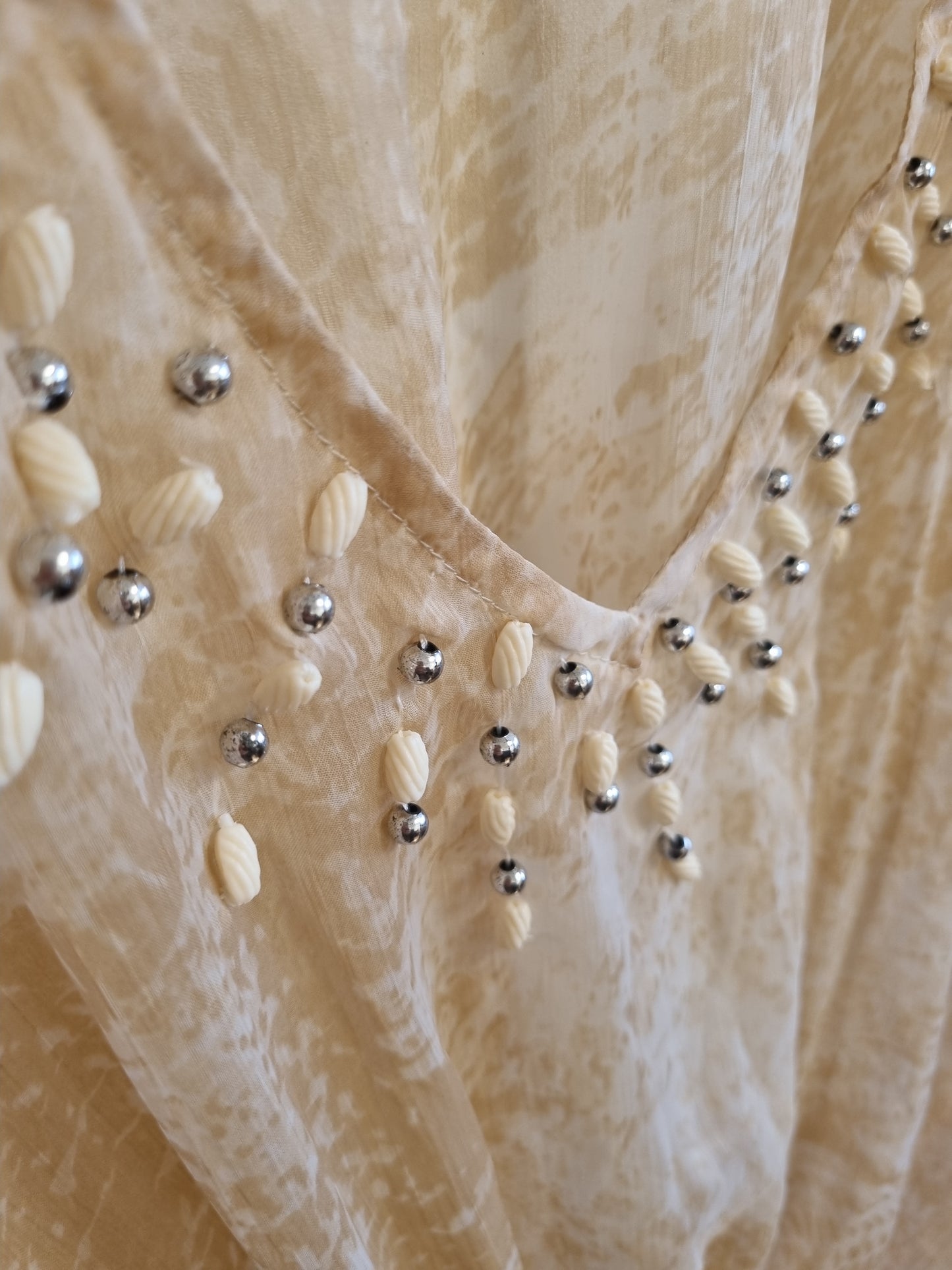 Beige kaftantunika med perledekor - onesize