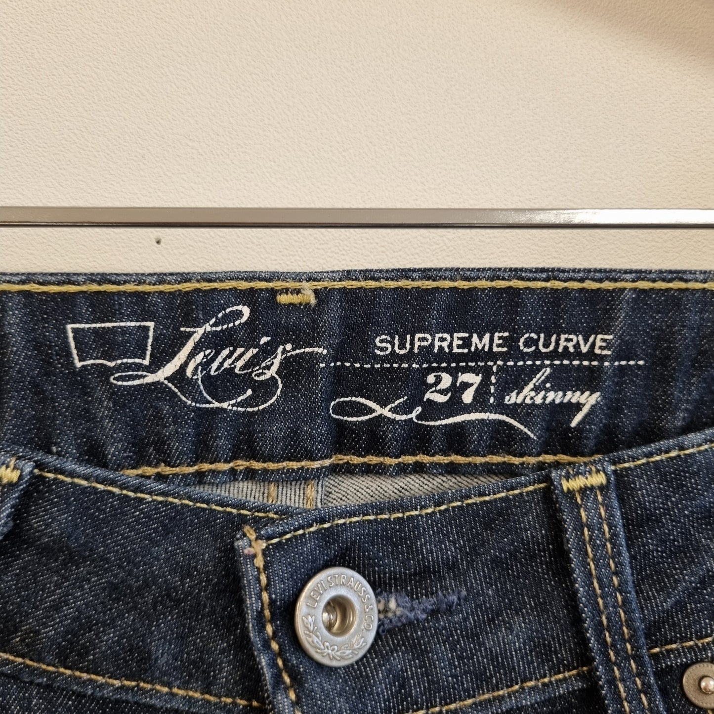 Levi's Supreme Curve Shorts - W27