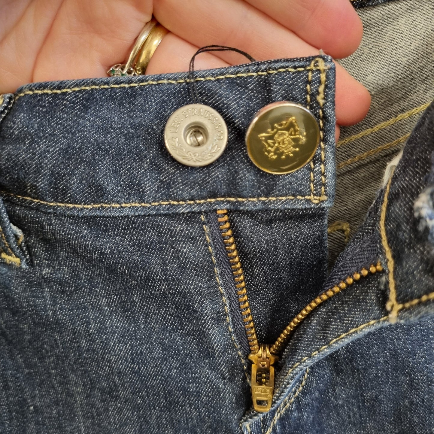 Levi's Supreme Curve Shorts - W27