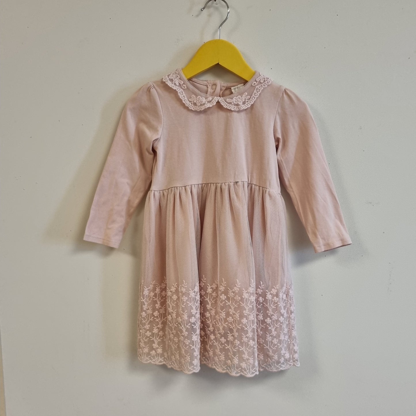 Rosa kjole med tyll og broderier – 92