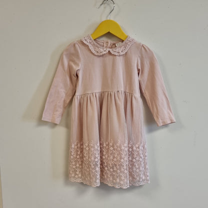 Rosa kjole med tyll og broderier – 92
