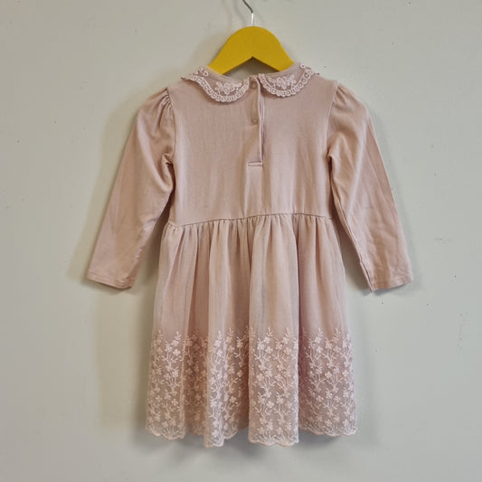 Rosa kjole med tyll og broderier – 92