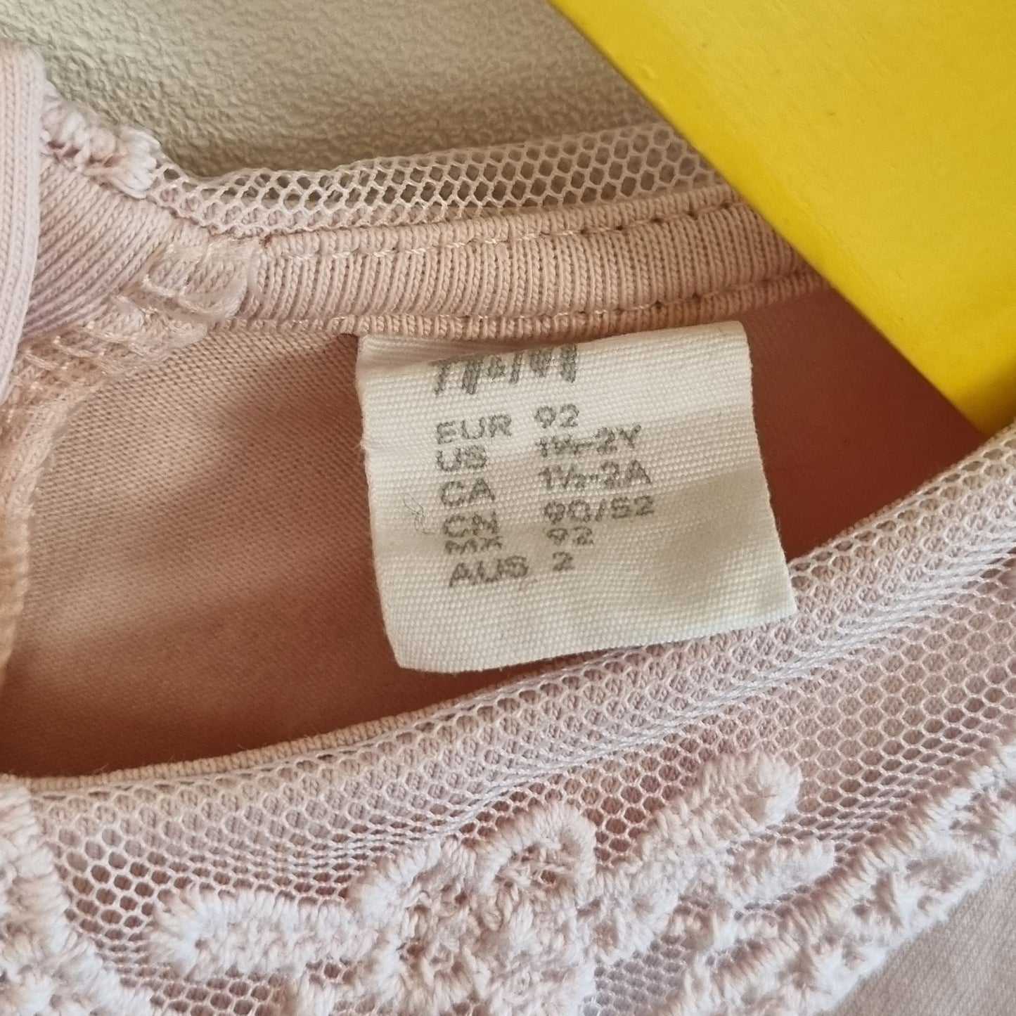 Rosa kjole med tyll og broderier – 92