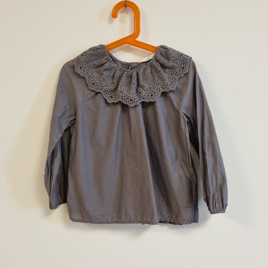 Grå bluse med stor brodert krage – 110