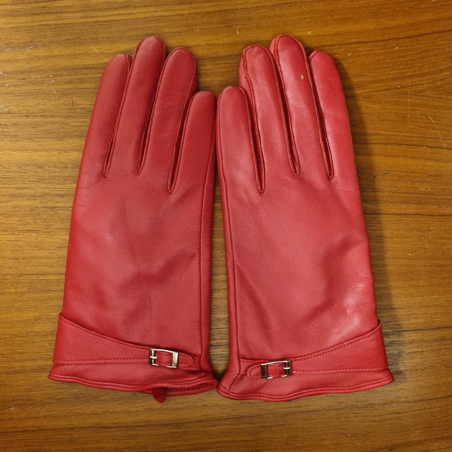 Røde skinnhansker / Handskmakar’n – 8